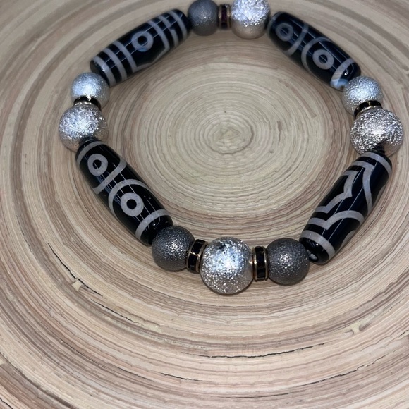 Elegant Black and Silver Beaded Bracelet - Picture 2 of 4